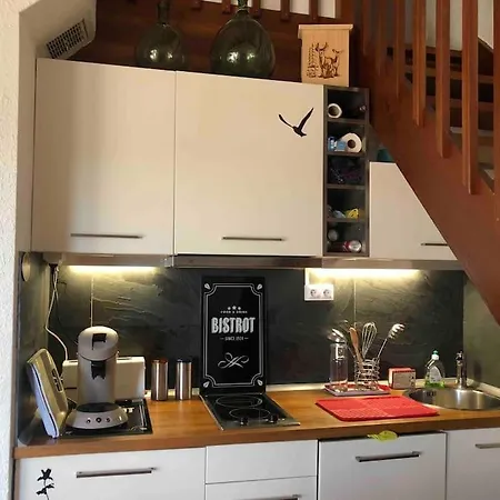 Superbe Studio Mezzanine Avec Garage .
